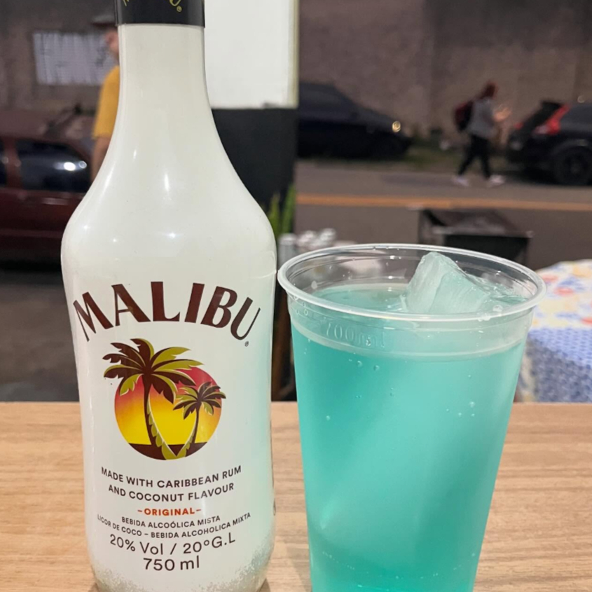 Copao de 700ml com Malibu e gelo saborizado de Coco (Imagem ilustrativa)