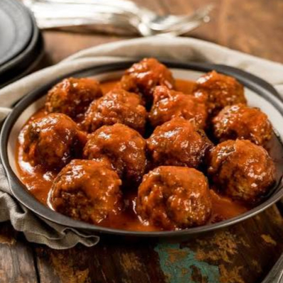 Delicie-se com nossas 'Almôndegas ao Molho da Casa', uma opção robusta e irresistivelmente saborosa de nossa seleção de 'Marmitas'. Cada almôndega é meticulosamente preparada e delicadamente envolvida em nosso molho da casa, repleto de sabores vibrantes. Acompanham este prato, o nosso tradicional Feijão Preto ou Mulato, com seu sabor rico e agradável, e o arroz bem soltinho. Há também a opção de incluir um delicioso macarrão, uma farofa crocante e uma salada fresca e nutritiva. Além disso, oferecemos um acompanhamento adicional à sua escolha, para personalizar sua refeição ao seu gosto.