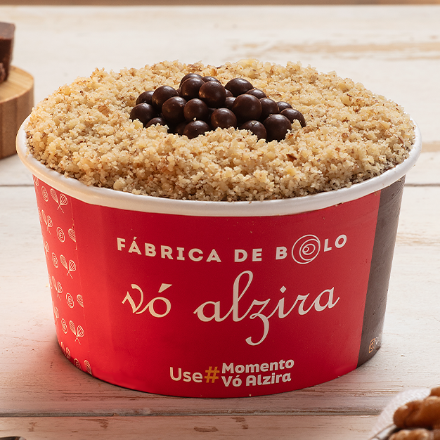 Bolo de Pote caseiro, feito com duas camadas de bolo de chocolate com nozes, com recheio e cobertura deliciosa de brigadeiro de chocolate cremoso e nozes, finalizado com bolinhas choco power ball chocolate e nozes moídas polvilhadas. Imagem meramente ilustrativa.