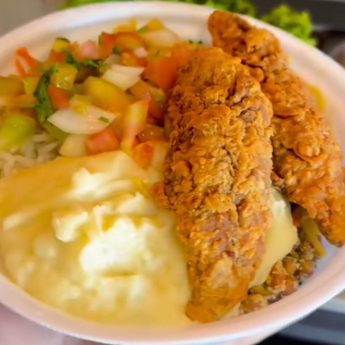 Acompanha Arroz Feijão legumes e Farofa 400g aprox