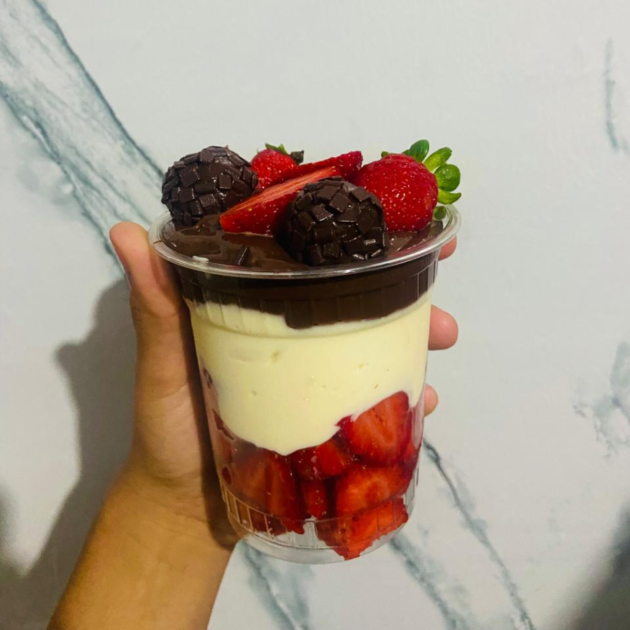 Morango fresco, nosso creme especial da casa finalizado com brigadeiro cremoso preto e morangos .