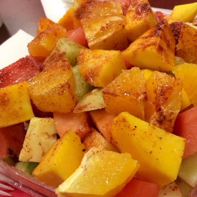 Coctel de Frutas con Chile, Sal y Limon