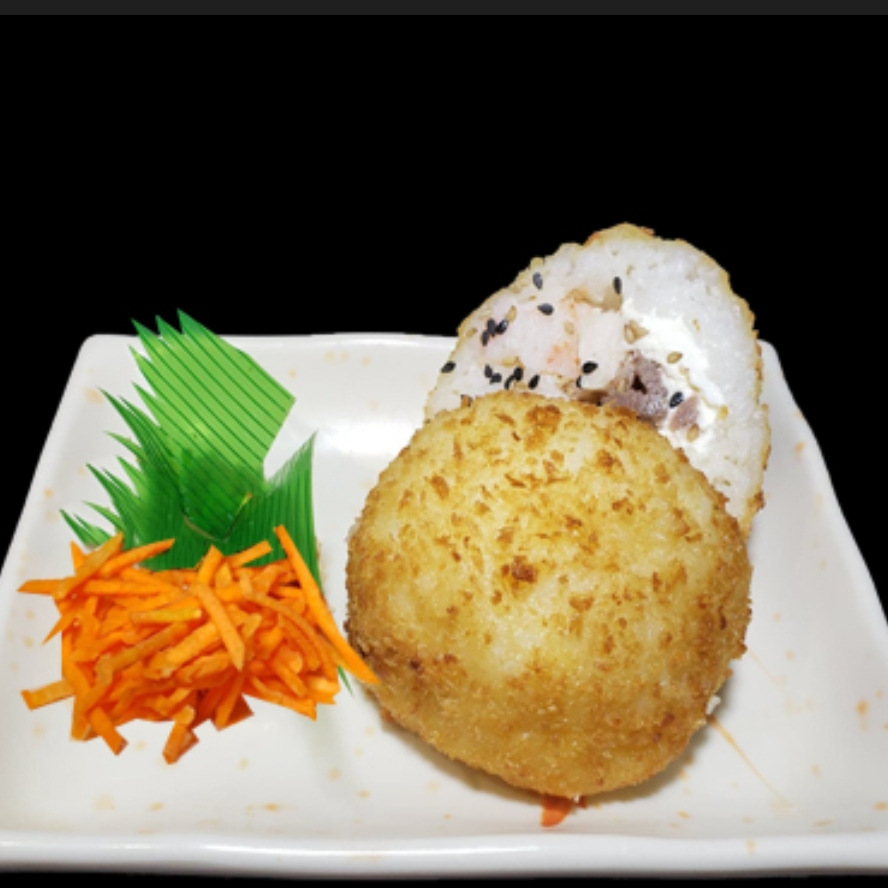 Bola de arroz con 3 proteínas pollo carne camarone