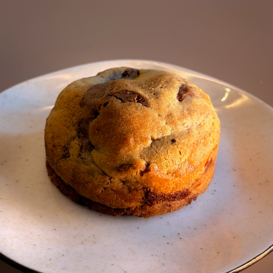 Cookie Tradicional com chocolate nobre meio amargo e fava de baunilha natural. Macio por dentro, crocante por fora, além de derreter na boca. Assado na hora, chegará quente e cremoso. Tamanho maior que o padrão: 110g aprox