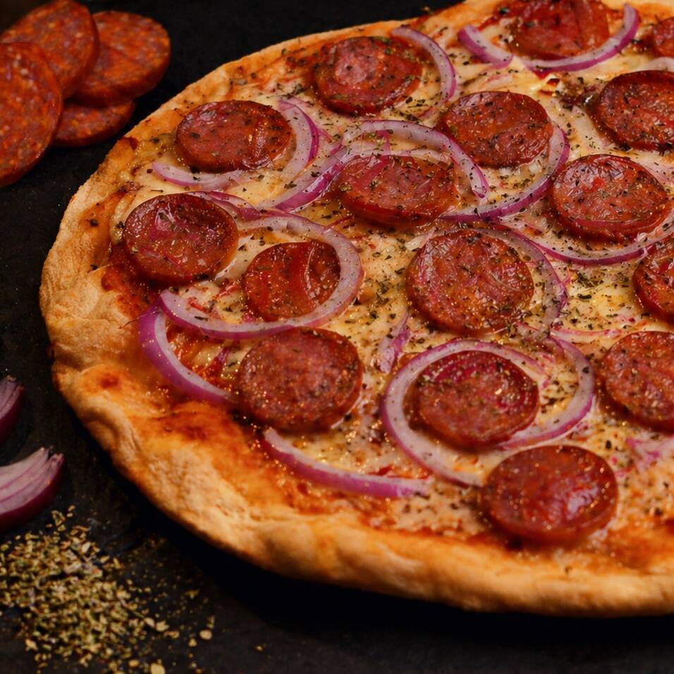 Destaque: Calabresa premium e massa leve.
O Clássico com Alma Italiana. Base de pomodoro artesanal, muçarela, calabresa fresca, cebola e orégano.
