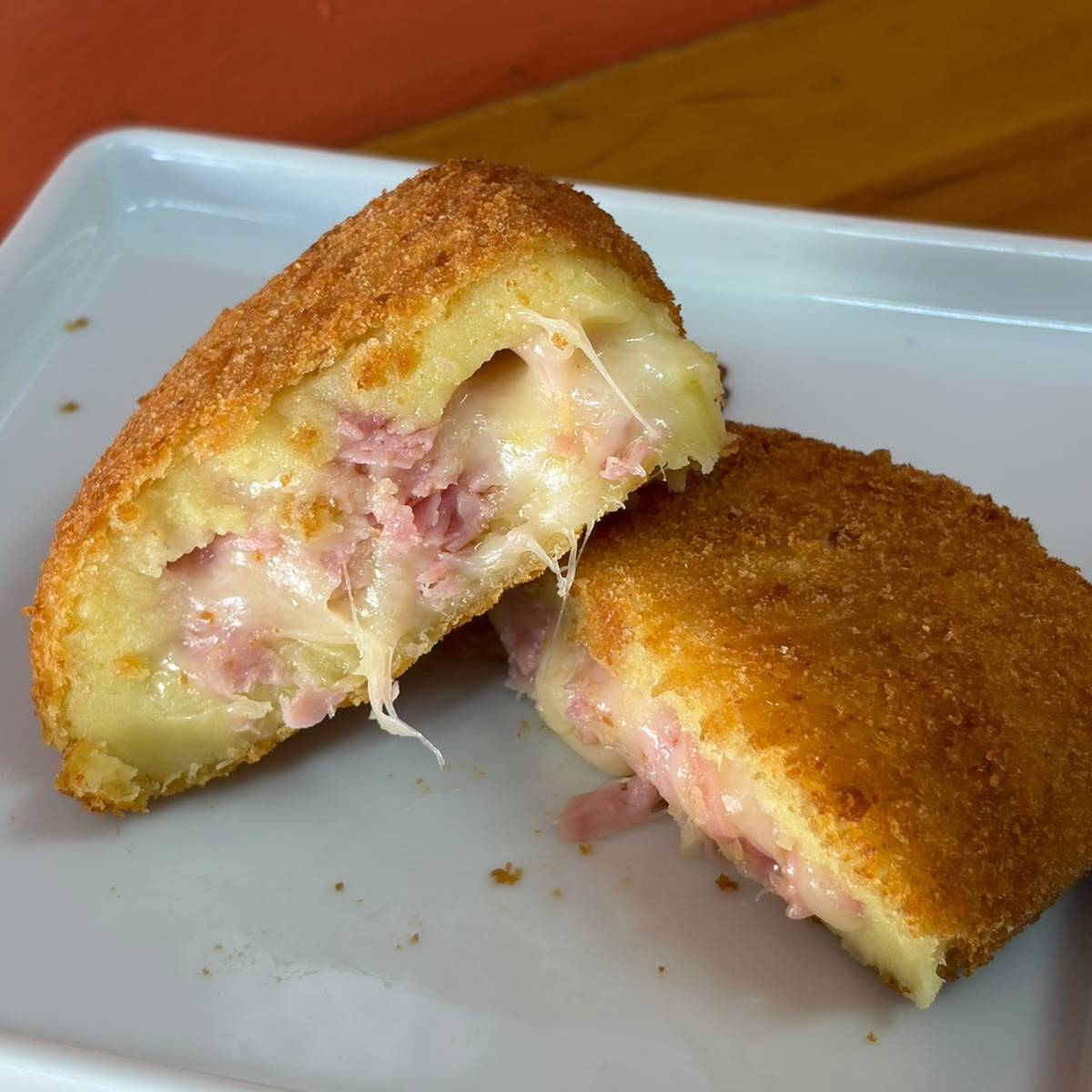 Salgado frito a base de trigo recheado com presunto e queijo mussarela