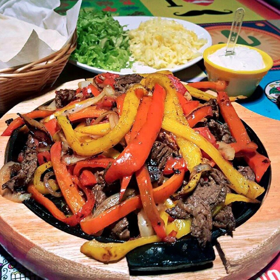 Deliciosos Filet Mignon e frango cuidadosamente preparados à moda mexicana acompanhados de guacamole, frijoles, sour cream, pico de gallo, alface, queijo mix e as tradicionais tortilhas mexicanas