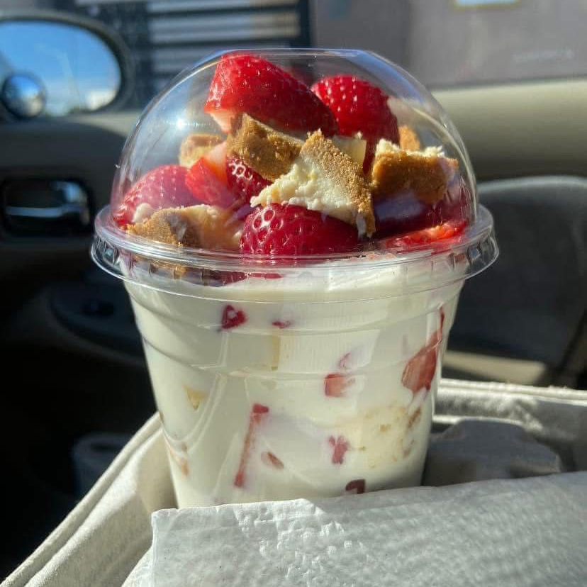 Vaso de Fresas con Crema y Cheesecake 12 Oz