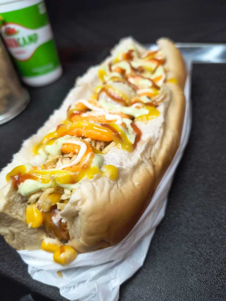 ( pão , 2 salsichas , cebola , tomate  , milho , ervilha , passas , azeitona , ovo de codorna , batata palha , Molho verde , Ketchup , mostarda , maionese , queijo ralado , cheddar  )