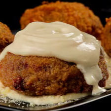 Delicioso e crocante bolinho de cupim desfiado com mussarela derretida em 4 unidades, um encanto de entrada.