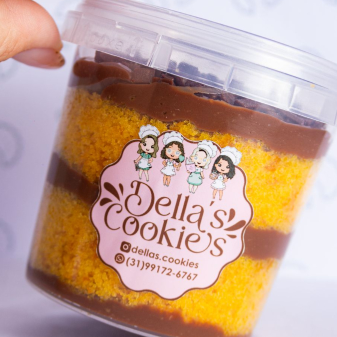 Bolo no pote, massa de cenoura molhadinha, com recheio de Brigadeiro Trufado, finalizado com Musse de Chocolate e Granulado de Chocolate Nobre.