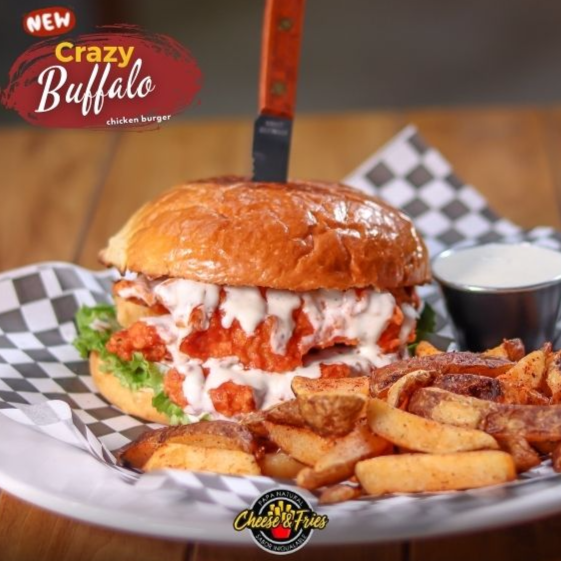 Crazy Buffalo Chicken Burger + Papas con queso