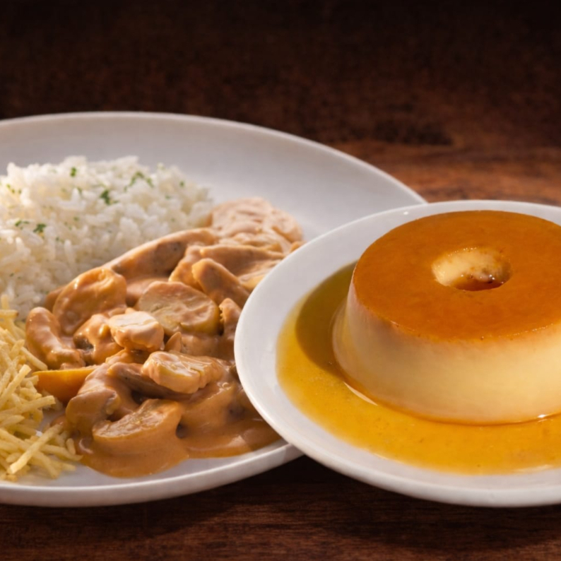 Estrogonofe de carne com arroz e batata palha e um delicioso pudim de leite condensado