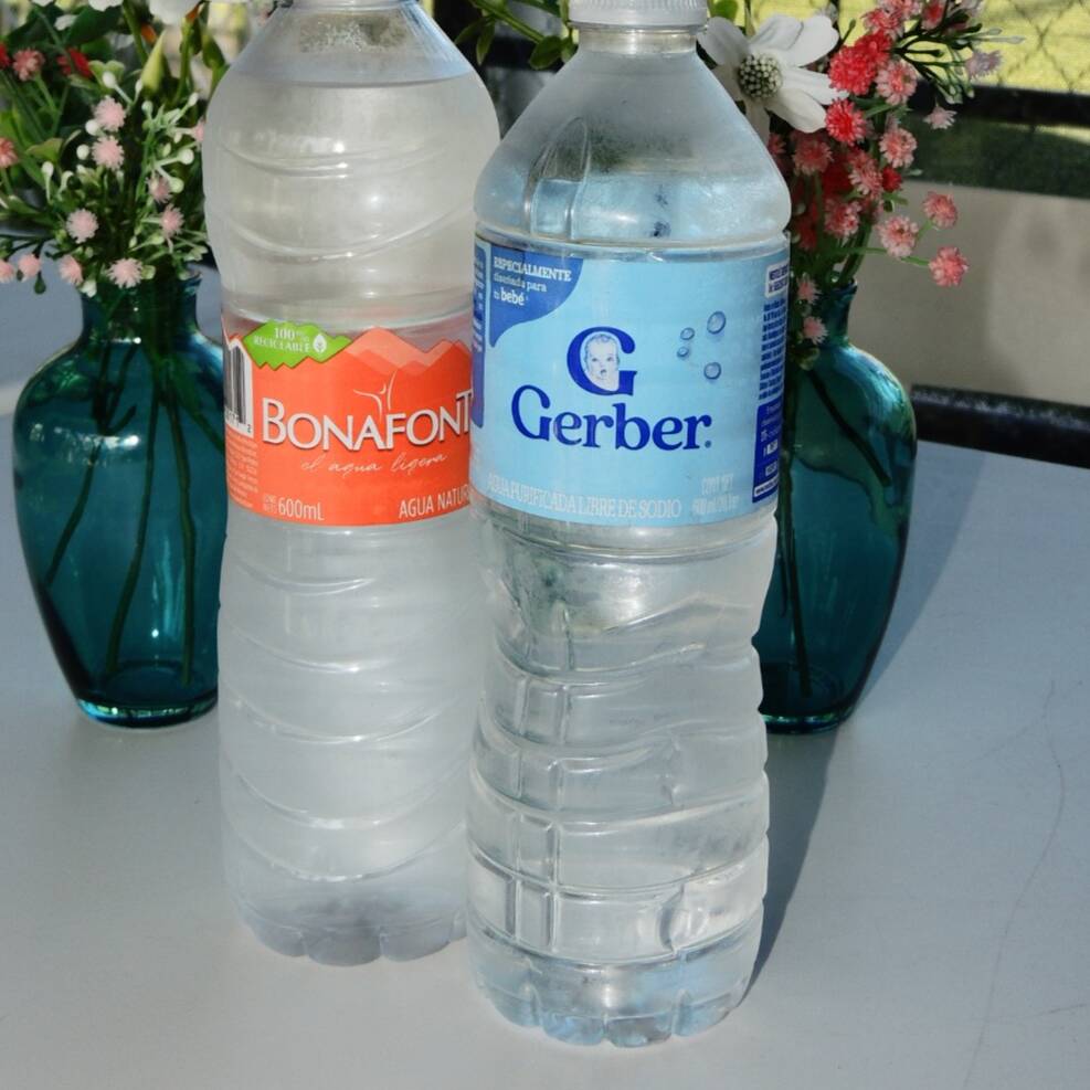 Agua natural embotellada