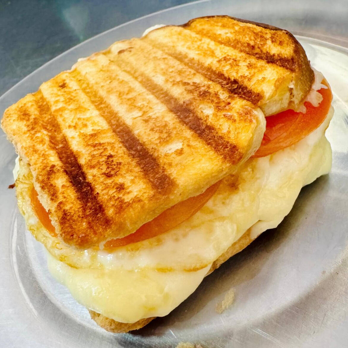 Pão Douradinho e crocante, recheado com presunto mussarela derretida, ovo, tomate fresco e requeijão. Uma Combinação clássica e irresistível, perfeita para qualquer hora do dia!