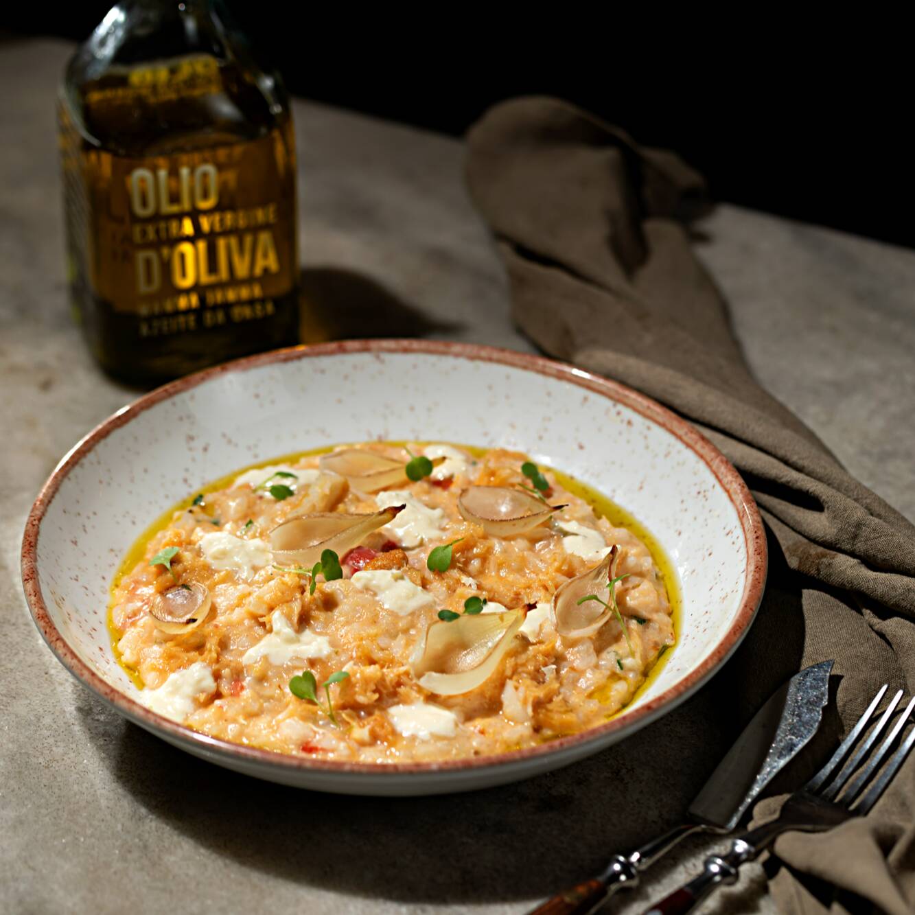 Risotto de lascas de bacalhau e tomate assado, finalizado com echalote assada no aceto balsâmico e Stracciatella