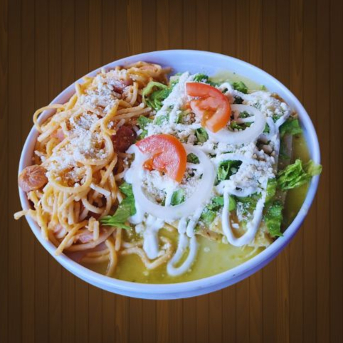 Enchiladas verdes con Pollo Acompañadas Espaguetti