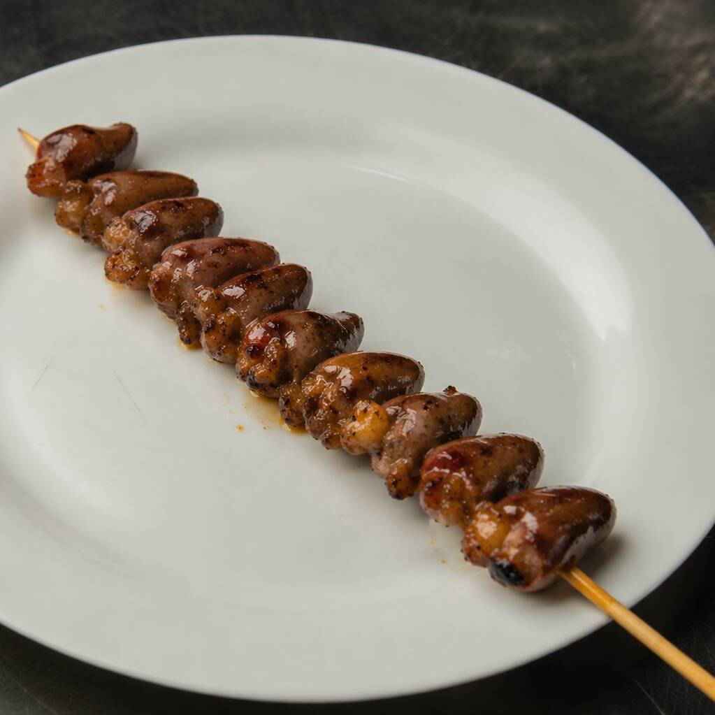 Suculento espeto de coração de frango.