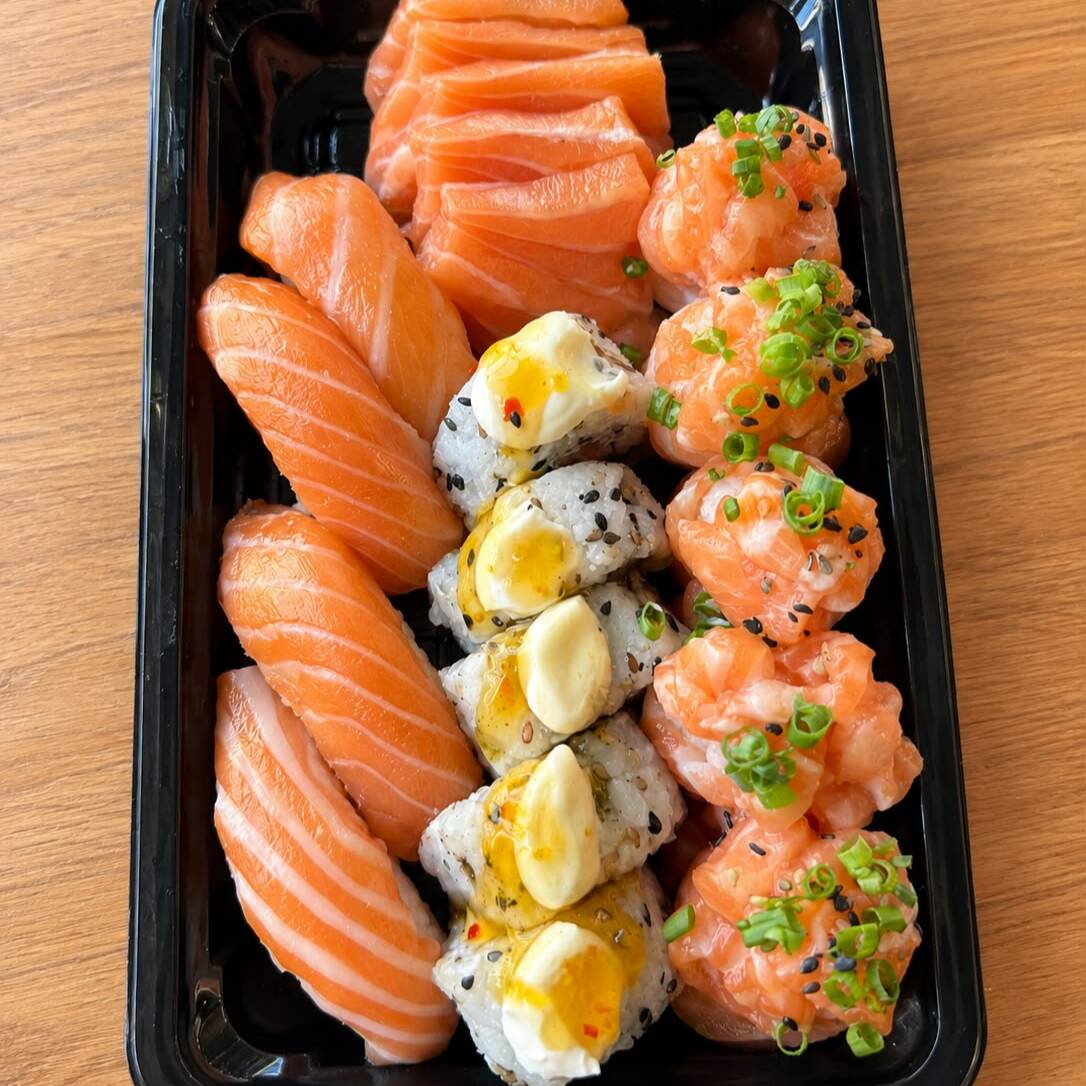 Delicioso combinado: Composto 5 joy de salmão, 5 uramaki de salmão, 5 saschimi trufado de salmão, 4 nigiri de salmão trufado.