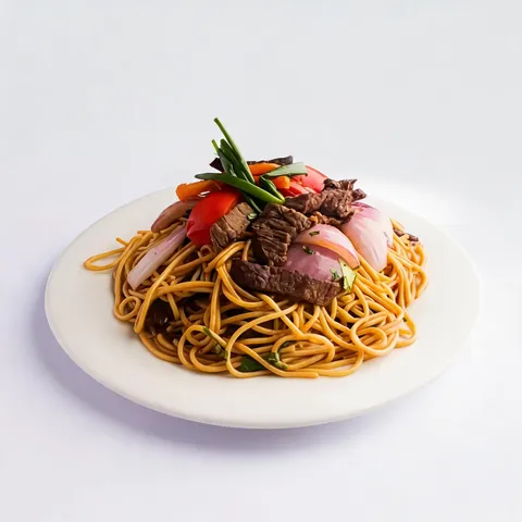 Spagueti e filé mignon salteados em molho shoyu, verduras e temperos peruanos.