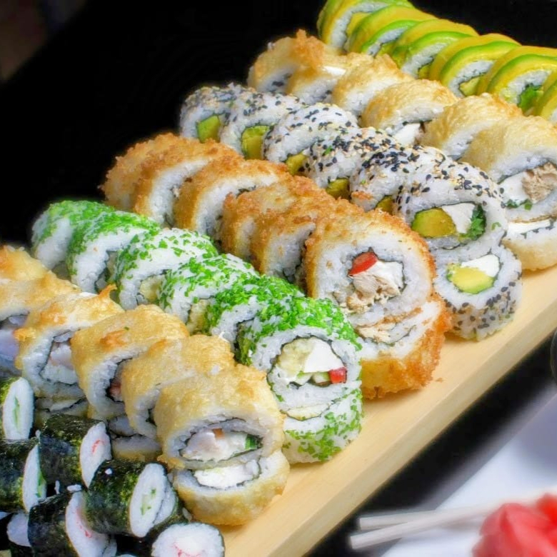 50 Sushi + 4 Té Fríos + 1 Entero Arroz Frito