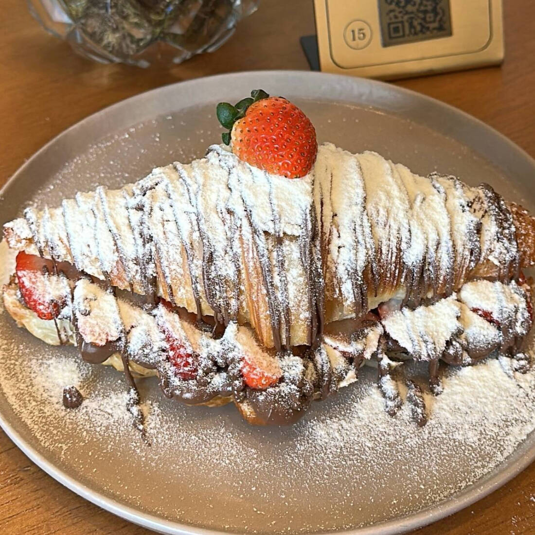 Croissant crocante, recheado com Nutella e morangos