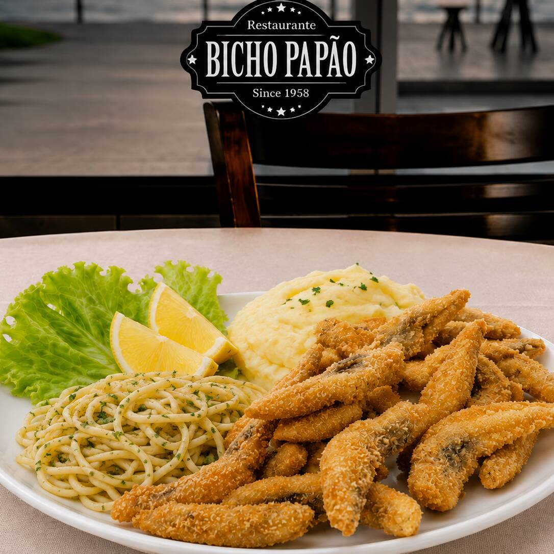 Isca de Peixe crocante e saborosa, preparada com peixe empanado e frito até ficar sequinho por fora e macio por dentro. Acompanha macarrão ao alho e óleo bem temperado e purê de batata cremoso. Marmita aproximadamente 400g. Uma refeição completa, bem servida e perfeita para o almoço ou jantar.