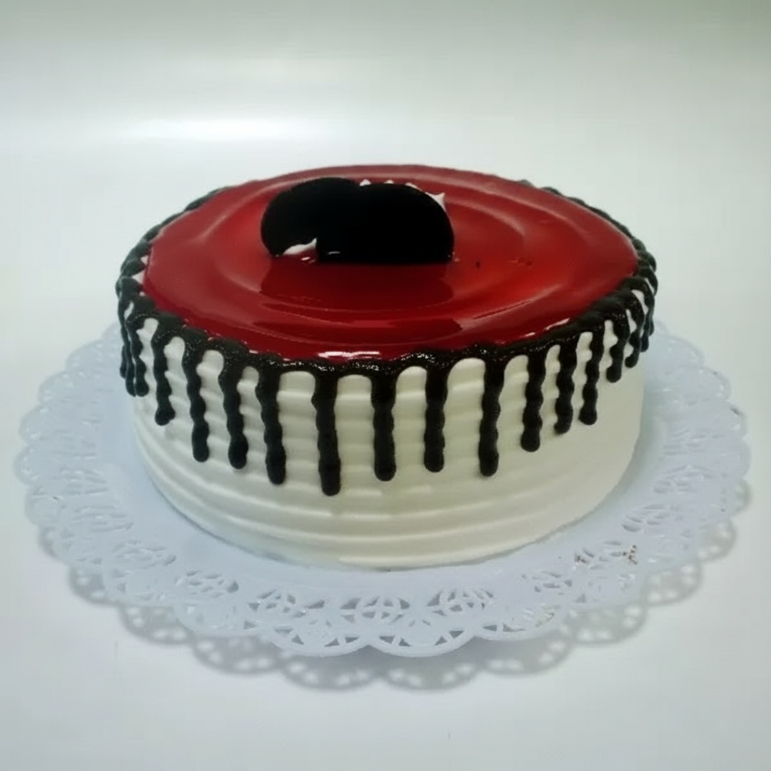 Massa: Pão de ló preta e branca Recheio: uma camada de chocolate preto e uma camada ninho com geleia de morango. Mede aproximadamente 14 cm de diâmetro por 6 cm de altura.