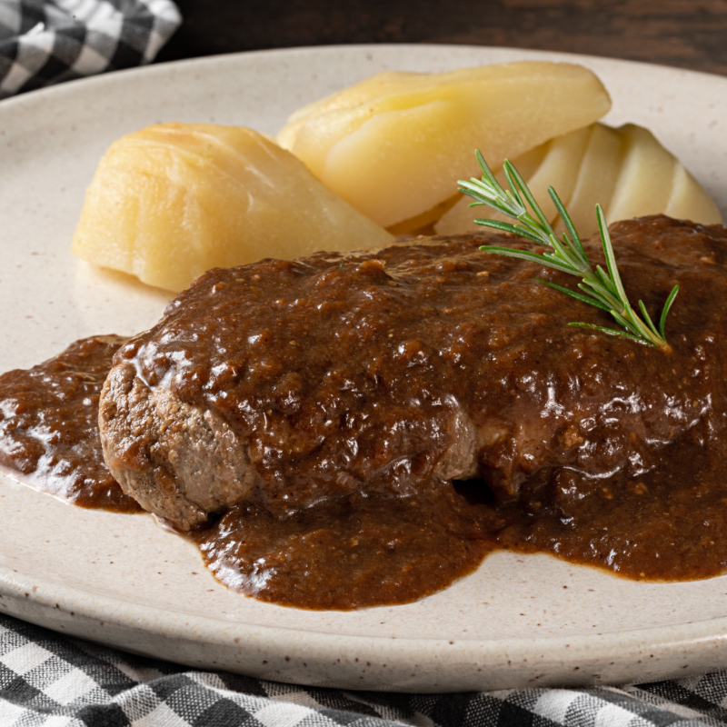 Molho de pimenta em grão, conhaque, creme de leite e batata gratinada