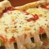 🍕 Pizza de Muçarela 🍕 Massa leve e crocante com molho de tomate artesanal, queijo muçarela derretido e um toque especial de orégano. 👉 Simples, deliciosa e perfeita para qualquer momento!