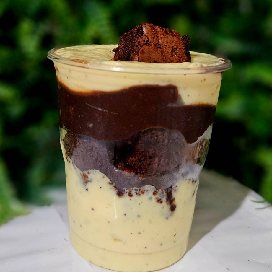 Mousse de Maracuja,Pedaços de Brownie e creme de chocolate meio amargo.
Copo 200ml.