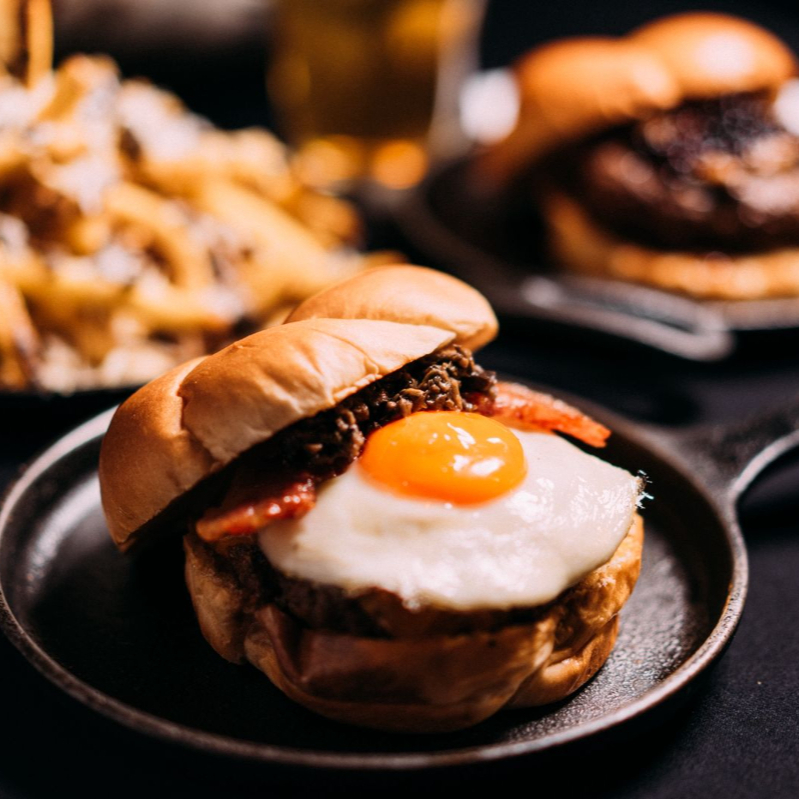 Blend de Wagyu de 180 Gr Temperado com Sal Granulado de Deserto / Cheddar / Ovo Caipira / Guanciale Grelhada / Salsa de Trufas Negras / Finalizado em Nosso Exclusivo Pão de Brioche Raw.
(ATENÇÃO APENAS AO PONTO, NÃO RETIRAMOS OU ENVIAMOS INGREDIENTES A PARTE)