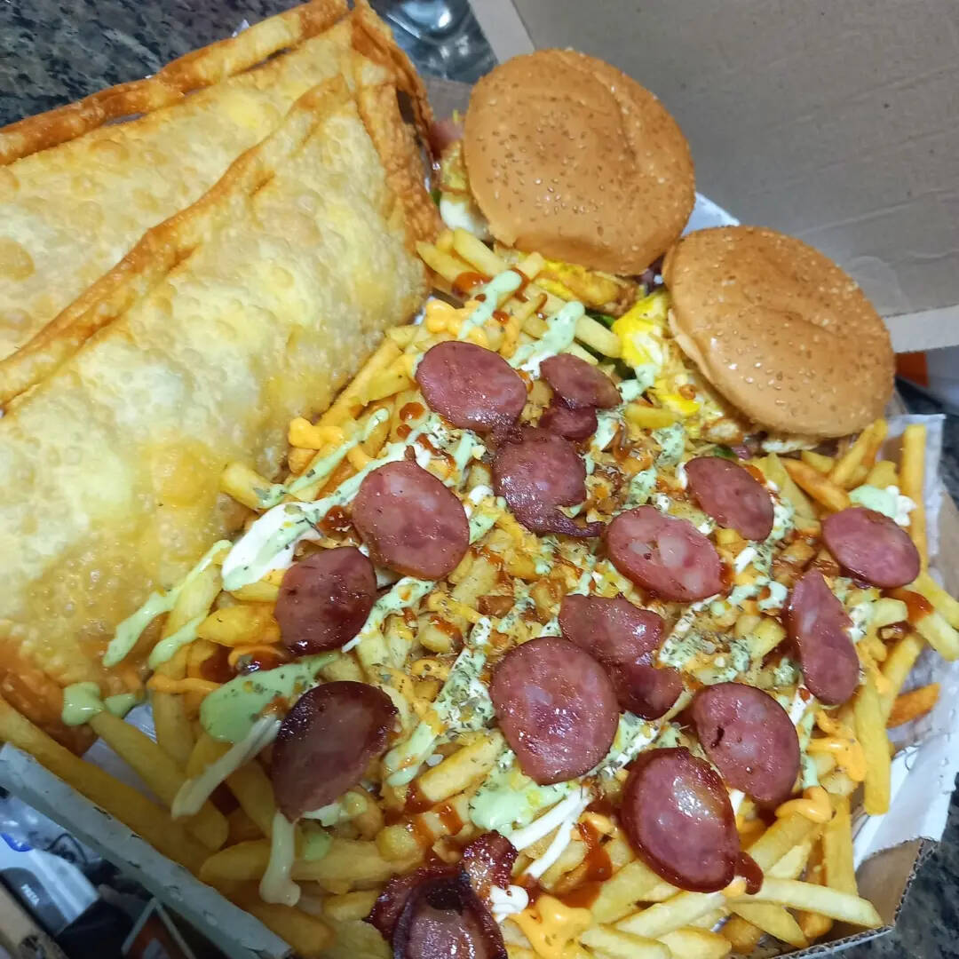 2 x tudos, 2 pasteis, batata frita e calabresa. 1 Refri 2L