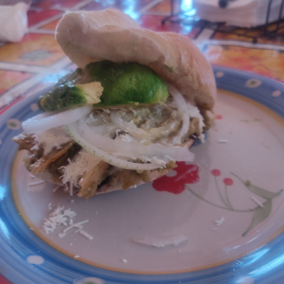 Torta de chilaquiles con pollo
