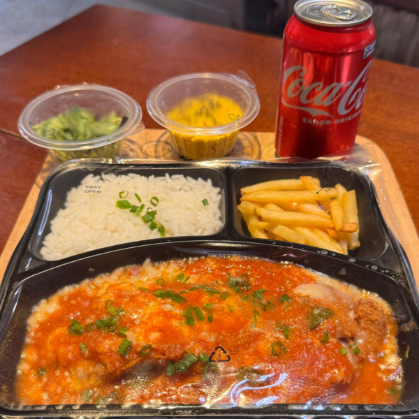 Frango Empanado Dourado com Molho Pomodoro e Muçarela Derretida. Acompanha Arroz Branco e Batata Frita + Coca-Cola350 ml. Peça Já e Saboreie!