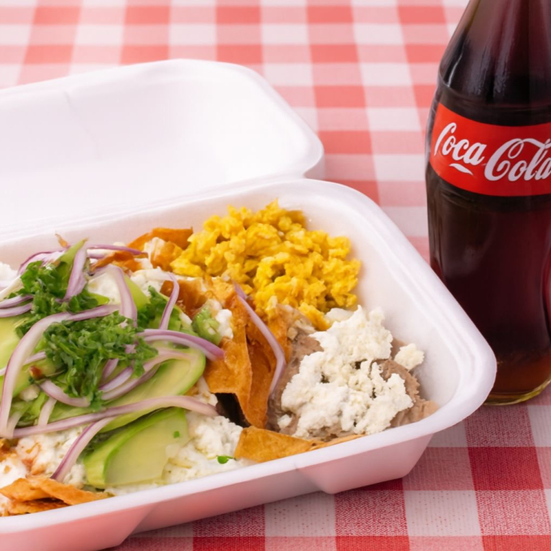 1 Orden Chilaquiles Rojos + 1 Coca Cola
