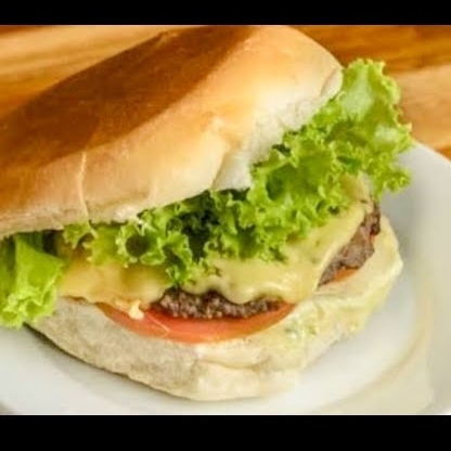 Pão de hambúrguer, carne, queijo mussarela, presunto, salada.