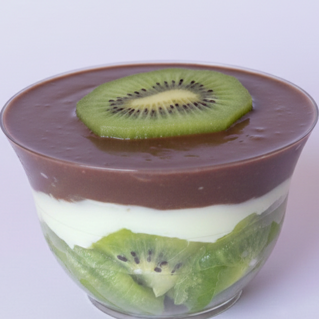 Em um lindo potinho o leve, cremoso e surpreendente! Combinado em contraste perfeito entre o doce e o azedinho da fruta. Kiwi fresquinho, camadas generosas de brigadeiros irresistível que deixa tudo mais gostoso. Serve 1 pessoa (aprox. 180ml)