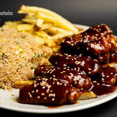 Chaufa con Alitas BBQ