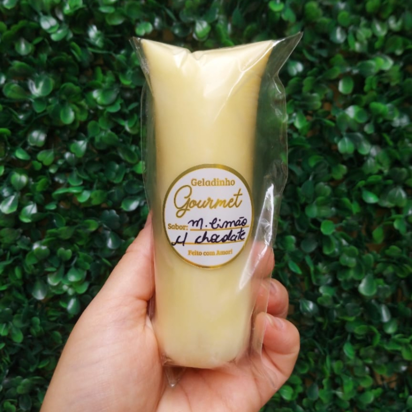 Geladinho Gourmet Mousse de limão feito com o próprio suco de limão pra deixar ele ainda mais azedinho e pra melhorar ainda tem uma deliciosa casquinha de chocolate branco. Cremoso, gostoso e viciante pra você se refrescar! Obs. Aproximadamente 150ml.