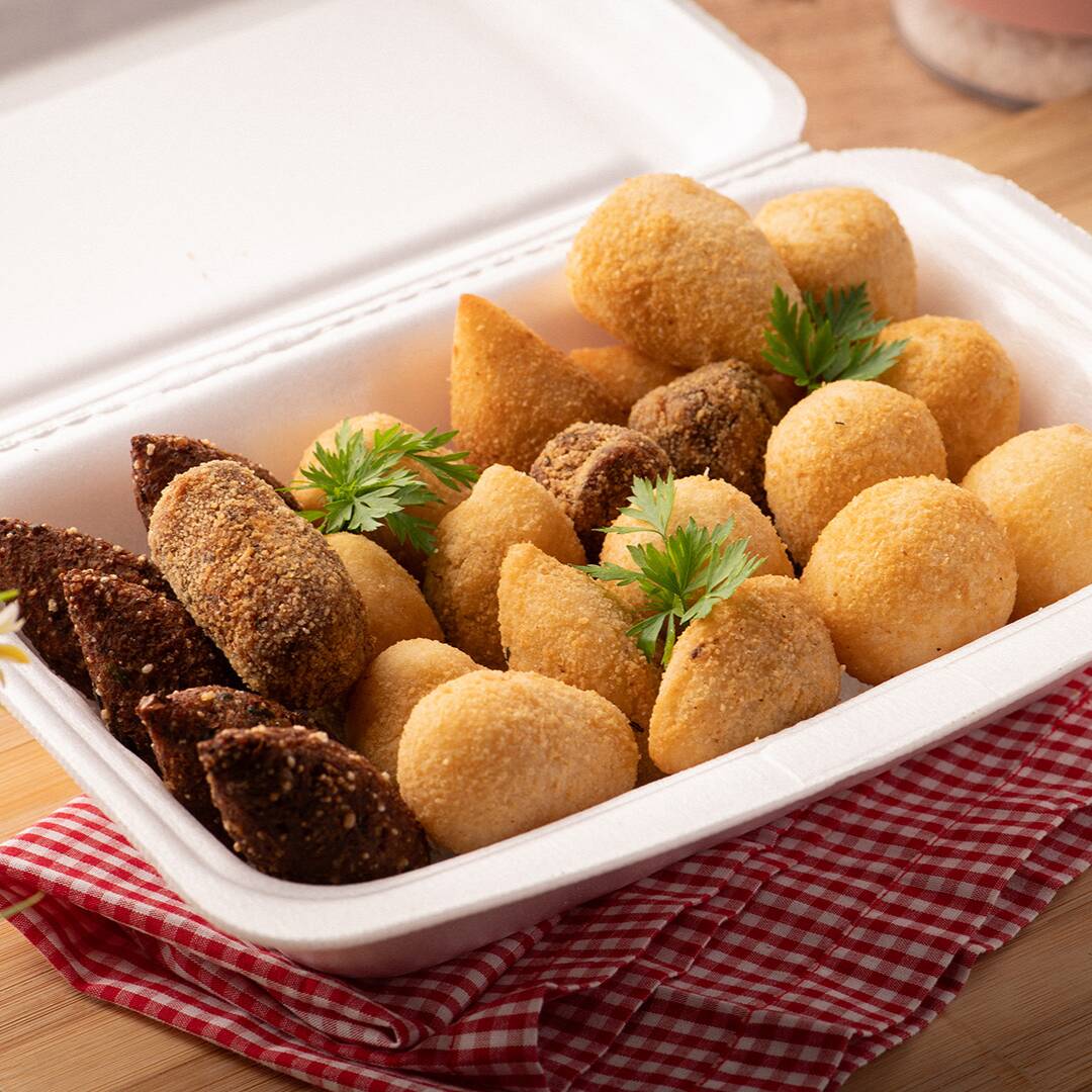 Feita com carinho, como você merece! Nossos salgadinhos são preparados com ingredientes frescos e de alta qualidade, garantindo aquele sabor único em cada mordida. Fritos na hora, crocante por fora, cremosa por dentro, é a escolha perfeita para quem valoriza o melhor da culinária caseira. Experimente e se apaixone! * Nossos salgados são produzidos com produtos de primeira linha - farinha branquinha, temperos caseiros e orgânicos.