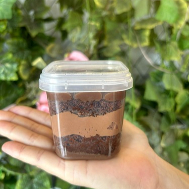 Bolo composto por massa fofinha de chocolate, recheio de mousse de chocolate, pedaços de chocolate e brigadeiro belga