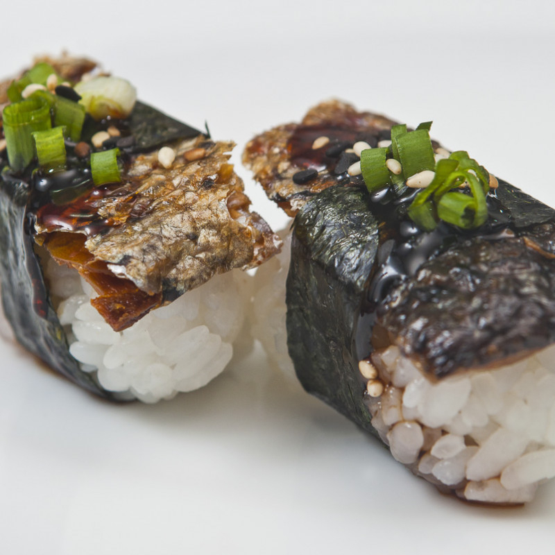 sushi de pele de salmão frita e bem temperadinha