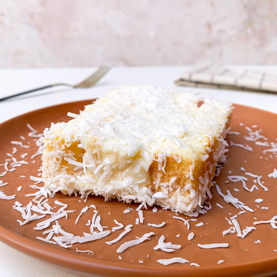 O mais novo sabor do nosso querido Toalha Felpuda: bolo molhadinho com calda de coco recheado com cocada cremosa. Aprox 165g