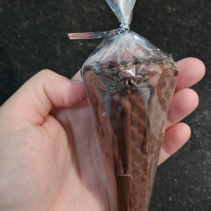 Cone de sorvete coberto com chocolate ao leite e recheado com um delicioso brigadeiro cremoso. 🍫🤎 Uma combinação perfeita para adoçar o seu dia!