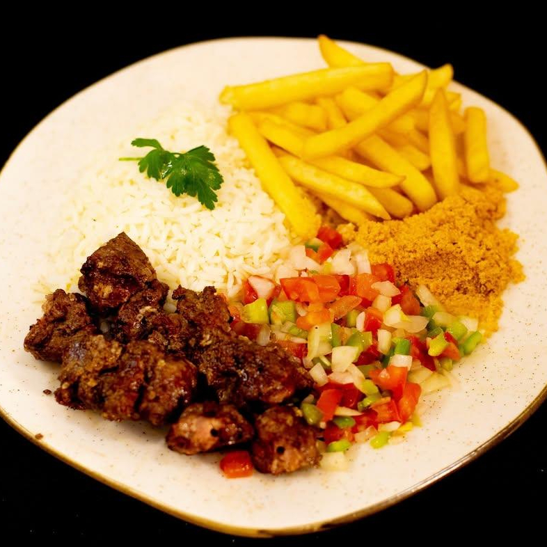 Arroz branco, farofa, molho vinagrete e um espeto de alcatra