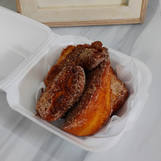 Deliciosas rabanadas tradicionais acompanhadas de leite condensado. Pacote com 2 unidades