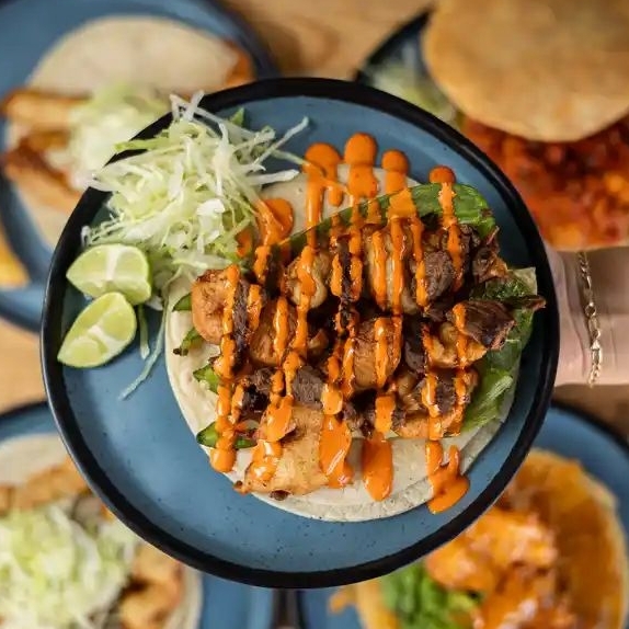 Taco mar y tierra de harina