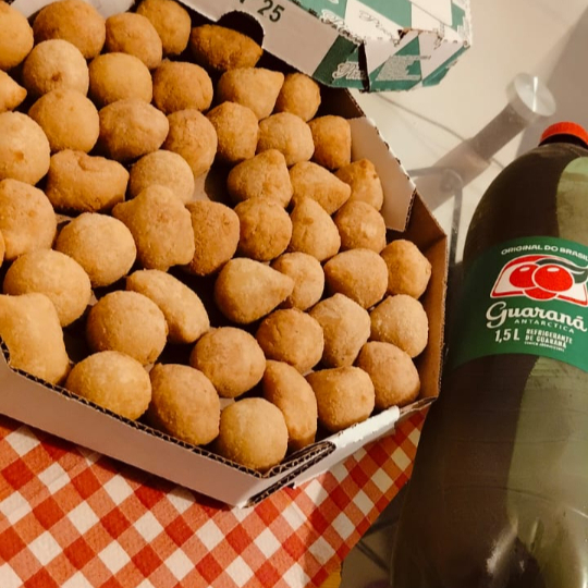 50 Mini Salgados de Festa 15gr+(Refrigerante 1,5l - será enviado disponivel em estoque)