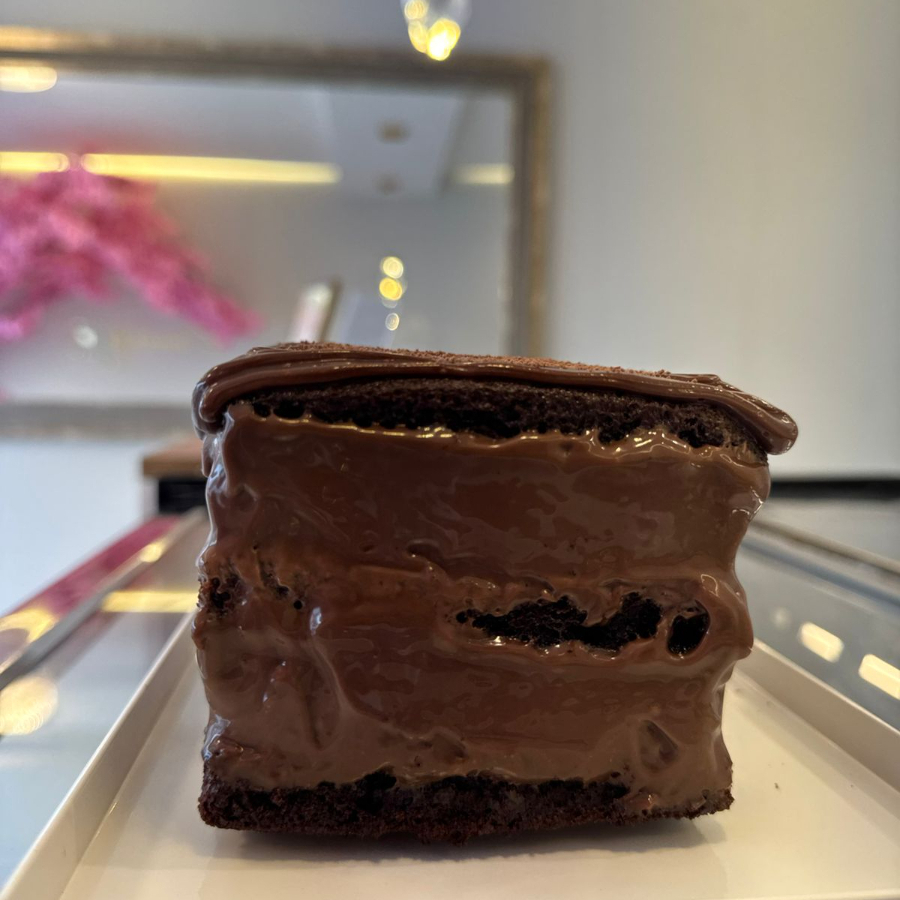Massa 100% chocolate, recheio blend. Acompanha calda extra de chocolate